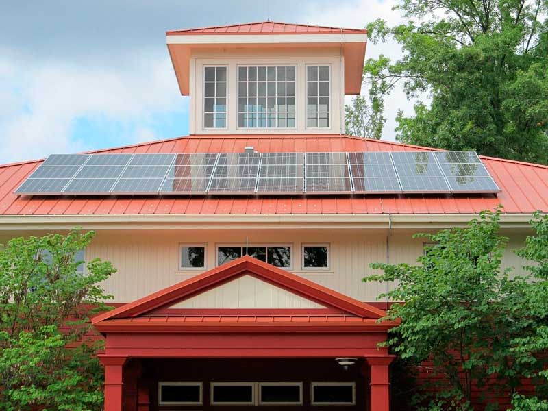casa con paneles solares en el tejado